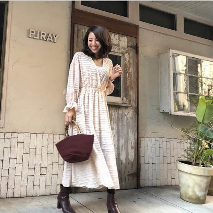 楽天市場のインスタグラム：「暖かくなってきておしゃれな人はもう春服モード😆✨春物ワンピースにブーツを合わせた、季節先取りのお手本コーデ💕  Regram from @mikamika_23　様 ・ 🔶🔸🔶🔸🔶🔸🔶🔸🔶🔸🔶🔸 ・ mikamika_23 * * #coordinate * 朝晩は寒いけれど、日中は暖かい日も増えてきました🤤💕 * そーなると着たくなるのが春服❤️ * こちらのワンピースは @chicwish.japan の新作❤︎ ティアードリップルワンピースのカラーはピーチ🍑 * * 甘すぎないベージュピンクカラーが オトナ女子も着やすい1着❤️❤️ * * ティアードが全身にあしらわれたワンピースです✨✨ インナーもセットで付いてくるので安心嬉しい!!! * * 生足で着るのはさすがにまだ寒いので ブラウンタイツとボールド系のブーツを合わせました🙆‍♀️🙆‍♀️ * 最近はデニムやパンツが多かったので ワンピース着るとなんだか浮き足立つ。笑笑 * * 春服がかわいすぎてお買い物たくさんしてしまいそう😳💕 しかし、それも楽しみ。笑 #そうやっていつも甘やかす ------------------------------------- * one-piece... @chicwish.japan @chicwish  bag... @zakkabox_  boots... @gu_global * * ---------------------------------------- #chickwish#chicwishjapan #ワンピース#onepiece #プチプラコーデ#きれいめコーデ#きれいめカジュアル#春コーデ#春ワンピ #olコーデ#通勤コーデ#シンプルコーデ#gu#gumania #zakkabox #locari#mineby3mootd #ponte_fashion #fashion#ootd#楽天お買い物部#r_fashion #福岡#天神#今泉#お洒落さんと繋がりたい #美容好きな人と繋がりたい」