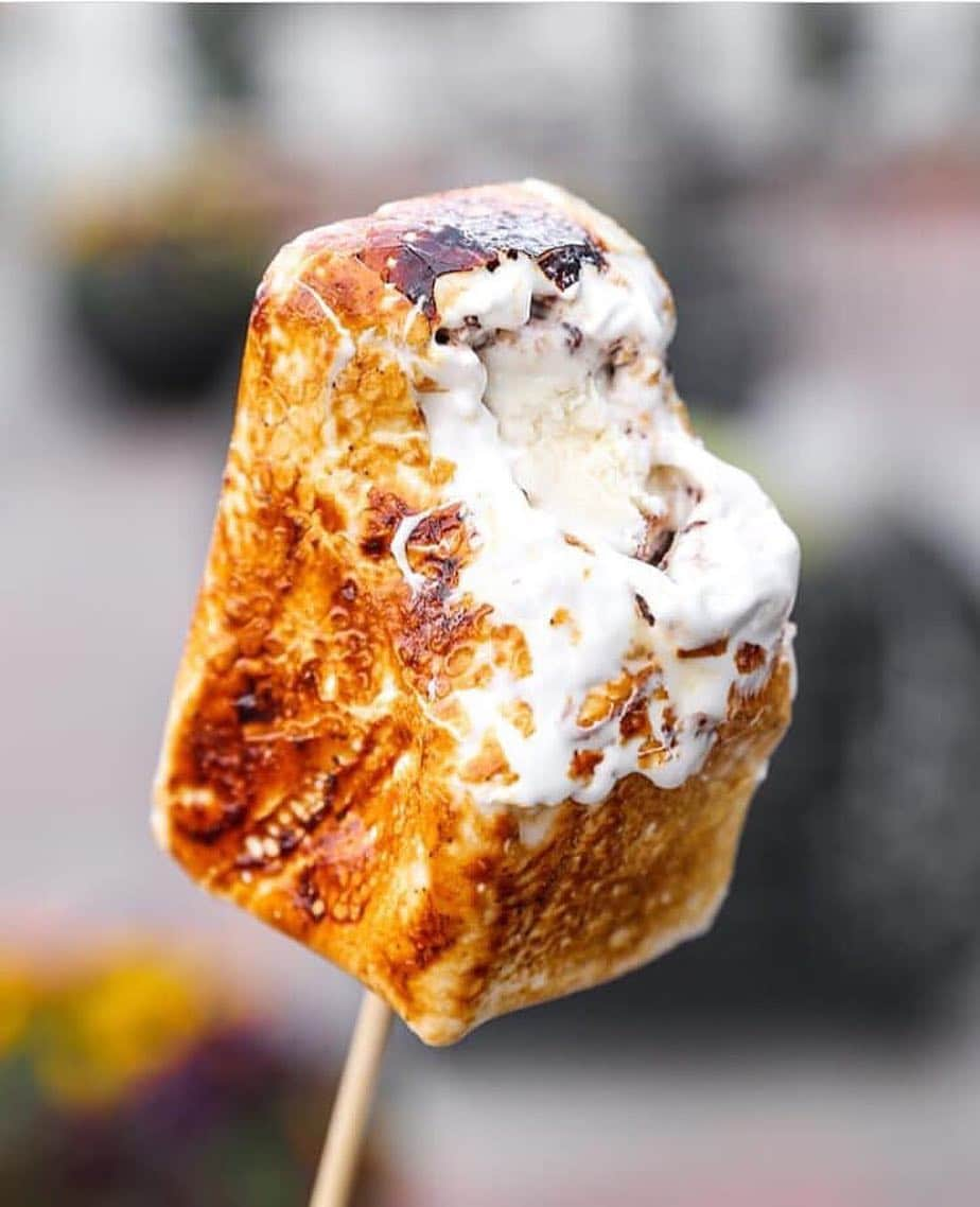 ドミニクアンセルベーカリーのインスタグラム：「Our signature Frozen S'more is looking good! It’s made with a center of vanilla ice cream surrounded by chocolate wafer crisps and wrapped in fluffy honey marshmallow, torched to order and served up on a smoked willow wood branch. (📸 photo by @jeffamador) #DominiqueAnselBakery #DABJapan #FrozenSmore #Omotesando ドミニクアンセルベーカリーのシグネチャーアイテム、フローズンスモア！自家製アイスクリームをチョコレートクランチでコーティングし、自家製ハニーマシュマロで包み込みます。最後にお客様の前で炙って仕上げます。#ドミニクアンセルベーカリー #ドミニク #フローズンスモア #表参道」