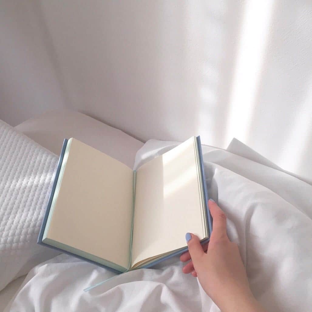 COCON AOYAMA｜ASLEEPコンセプトショップのインスタグラム：「.⠀ 読書をしながらゴロゴロ。 そんな日もいいですね🥰⠀ ⠀ .⠀ "質の高い眠り"を追求するASLEEP（アスリープ）のコンセプトショップCOCON AOYAMA 自分に最適なマットレスが3分でわかる「姿勢診断システム」体験を実施中 . . ⠀ ⠀ ▶アスリープの詳細はプロフィール（@cocon_asleep ）のリンクから🥺❤️ ⠀ ⠀ #coconaoyama #アスリープ #アイシンベッド #ベッドメイキング #マットレス #ベッド #寝室 #AOビル #青山 #表参道 #インテリア #インテリアコーディネート #ひとり暮らしインテリア #ひとり暮らし部屋 #マイルーム #ホワイトインテリア #インマイルーム  #ベッドの上 #flatlay #myroom #bedroom #bedroomdecor #ベッドルーム #寝室インテリア  #ベッドの上 #onthebed #毛布 #毛布ラブ #毛布の上で #毛布が好き」