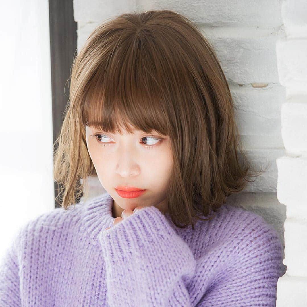lineastoria_rakutenのインスタグラム：「*﻿ *﻿ New Arrival💛﻿ ﻿ トレンドの"ボブ×外ハネ"がカジュアルで可愛い💟﻿ 王道のボブスタイルも、外ハネでオシャレ感アップ﻿ 🎀✨﻿ ﻿ さらに！全面を生地で覆うキャップになって着用感も🙆🏻👌✨﻿ ﻿ 🛍item﻿ #アメリボブ﻿ 🙎‍♀️model﻿ #和田えりか ちゃん﻿ @_wadaerika﻿ ﻿ #リネアストリア #リネアウィッグ #リネア #ウィッグ #フルウィッグ #カツラ #ヘアスタイル #新作 #ボブ #外ハネ #ショートボブ #ショート #イメチェン #カジュアルヘア #ワンカールヘア #こなれヘア #lineastoria #lineawig #wig #newarrivals #リネアストリア楽天市場店」