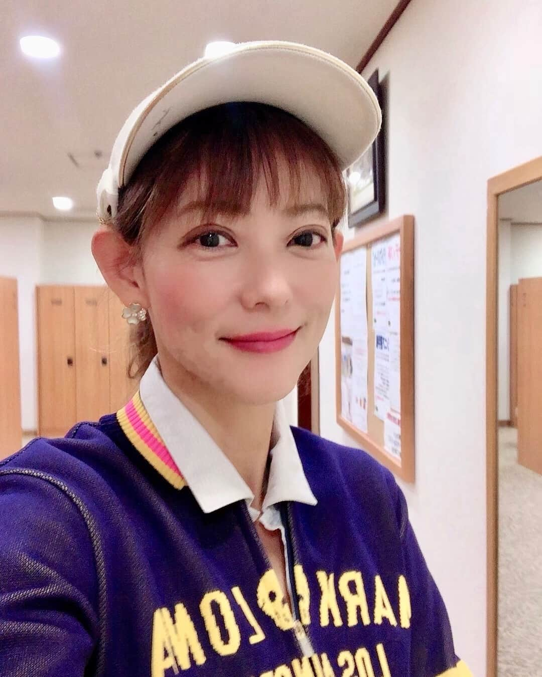 箕輪玖美さんのインスタグラム写真 - (箕輪玖美Instagram)「暖か〜い♪( ´▽｀) 2月なのに半袖でゴルフ出来るなんて！！！ #ゴルフ女子  #桜ヶ丘カントリークラブ #ゴルフ好きな人と繋がりたい  #ゴルフコーデ #マーク＆ロナ #春コーデ  #ゴルフウェア #お洒落 #春の陽気 #気持ち良い #アウトドア大好き #golf #fashion  #アラフィフモデル  #箕輪玖美」2月20日 18時04分 - kumi.111