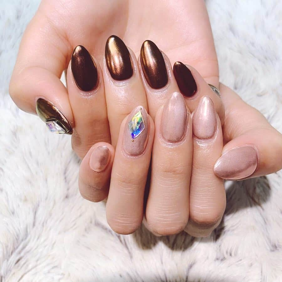 新立美香のインスタグラム：「#みかのつめ #💅 #ミラーネイル スワイプ👉して動画もみてね*ˊᵕˋ)੭  ハンドのブラウンベースに #クロムパウダーアコナイトブラウン かけたら、一旦パープルっぽくなったのに、 クリアでコートしたら ブラウンに変わるのなんで₍ ..̮ ₎ ⁽ ˙˙̮ ⁾₍ ..̮ ₎ ⁽ ˙˙̮ ⁾ なんで一旦パープルになるの₍ ..̮ ₎ ⁽ ˙˙̮ ⁾₍ ..̮ ₎ ⁽ ˙˙̮ ⁾  フットもブラウンベースに #マジックパウダーピンク かけたのに、 パープルにみえるのなんで₍ ..̮ ₎ ⁽ ˙˙̮ ⁾₍ ..̮ ₎ ⁽ ˙˙̮ ⁾ ピンクのパウダーなはずなのに、 白色なのなんでなの₍ ..̮ ₎ ⁽ ˙˙̮ ⁾₍ ..̮ ₎ ⁽ ˙˙̮ ⁾ 白色なんでパープルになるの₍ ..̮ ₎ ⁽ ˙˙̮ ⁾₍ ..̮ ₎ ⁽ ˙˙̮ ⁾  ミラーネイルの虜です¯\( ˘–˘ )/¯ thank you( ˘ ³˘)♥ ﾟ+｡:.ﾟ @lapis_yui」