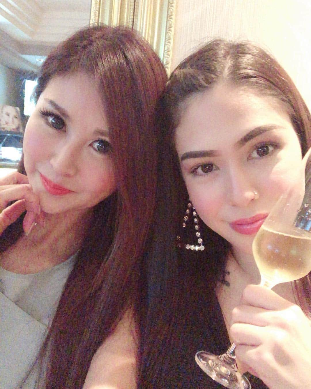 越野矢素子さんのインスタグラム写真 - (越野矢素子Instagram)「ジェニーと乾杯🥂❤️ 今日も今からジェニーとディナー🍽✨お腹空いたから楽しみです😊 #仲良し#モデル#女子会#イタリアン#北新地」2月20日 18時21分 - loversyaso