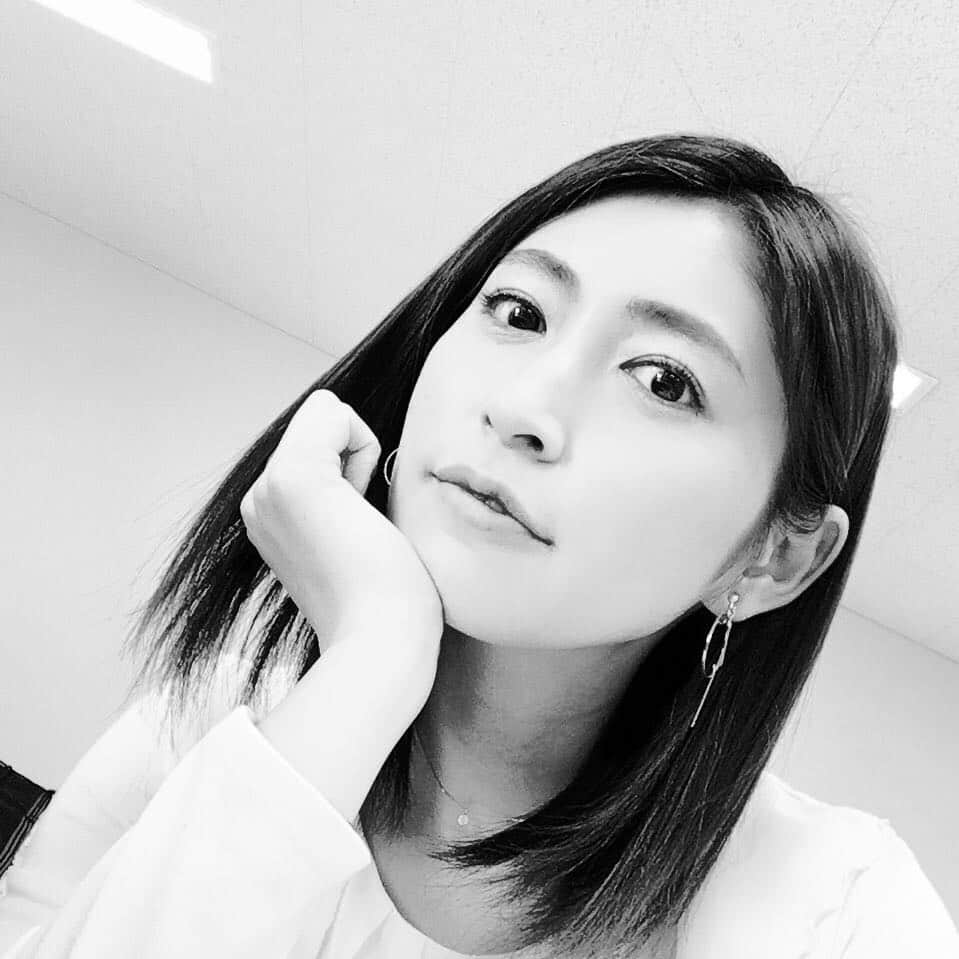 長谷部瞳のインスタグラム：「お仕事終わり☆  今日の撮影でも 多くの学びと経験を得られました  その現場でしか味わえない空気感・緊張感・存在感。 全て自分の力に変えてやる！  そりゃあ人間だし 上手くいかないときもあるけど 全部上手くいってる 途中 だからさ。  見てもらえる日が楽しみだなぁ❤︎ #ポジティブ #向上心 #リラックス #集中力 #自分の癖を知る #心の切り替え #ストイック #最近毎日が楽しい」