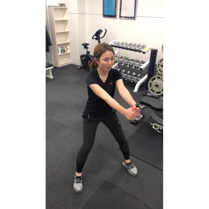 のインスタグラム：「＊ 今日はトレーニング！ 笑ってるけど決してふざけてません笑 . 今日は一通りハムストリング追い込んで からの、これがラストメニュー🙄 . ハムストリング追い込んだおかげで 足プルプルです。。笑 . #startug」