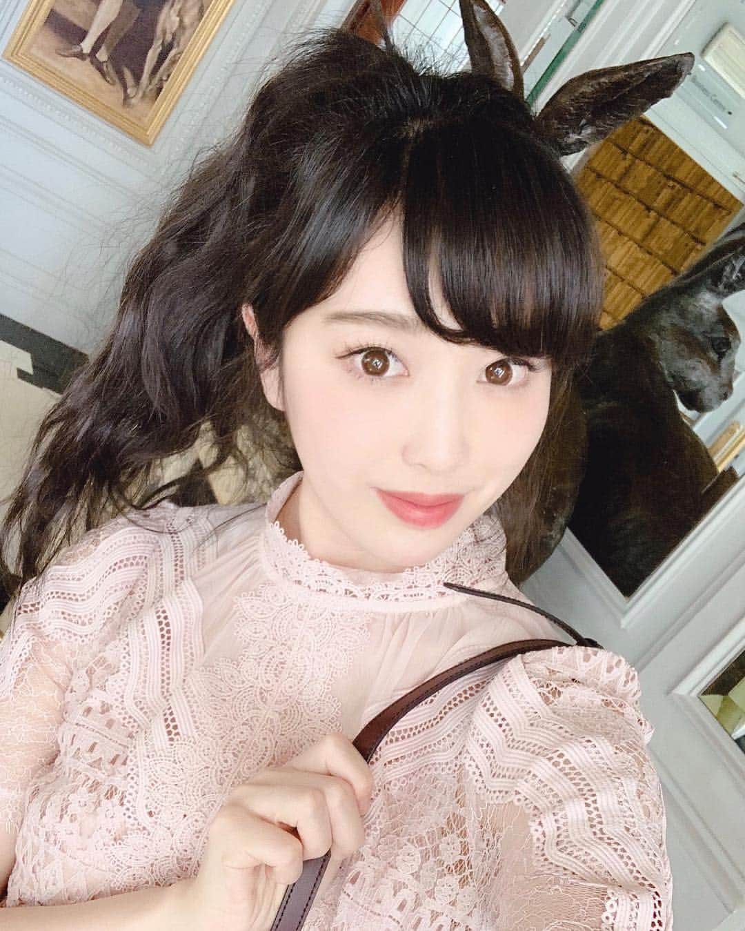 のインスタグラム：「. うさぎの耳がついたみたいになった🐰💕 . . 👗snidel 💄CHANEL ルージュアンティミスト 484 . . #ポニーテール #パーマスタイル #うさ耳 #前髪アレンジ #赤リップ #レースワンピース #snidel #セルフィ #london #europa #ピンク好き #makeup #hairstyle #黒髪アレンジ」