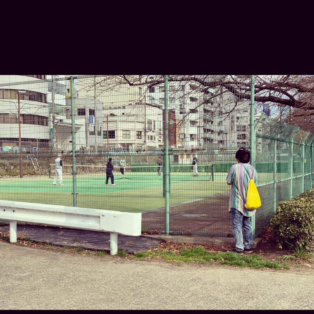 西澤裕介のインスタグラム：「岸です。あれ何してはんの？野球か？お芝居か？床はえらい若草色やね。 あと太秦から離れすぎてもう遅刻です。 #あんなに空き時間あったのに #遅刻や #また怒られる #怒られるのは嫌や #恥ずかしいし #萎縮する #岸大介 #太秦の空き時間 #何してますのん」