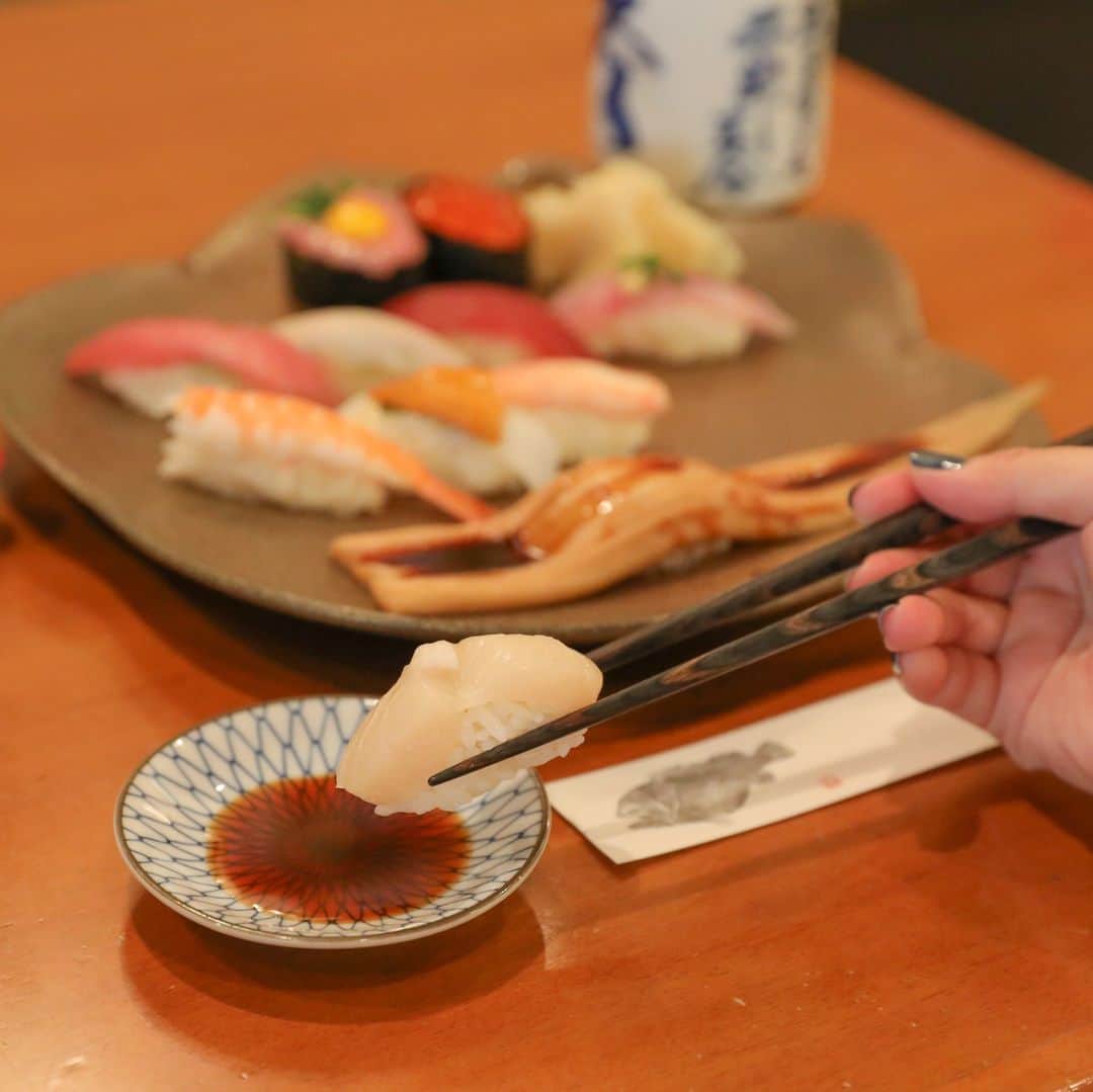 デックス東京ビーチ公式Instagramのインスタグラム：「デックスの築地玉寿司では、美しい東京湾の風景と一緒にお寿司を堪能できちゃいます🍣✨ . 昼間は爽快なお台場の景色、夜は一層輝くレインボーブリッジのイルミネーションを眺めながら食べるお寿司は格別ですよ🌃🌟 . 大人気の食べ放題ではウニ・イクラなどの高級ネタも、お好きなだけお楽しみいただけます🍶✨ . 休日は大変込み合うそうで、平日の17時以降が穴場なんだとか…👀💭 . デックスの築地玉寿司で、美味しくお腹を満たしてくださいね🍣♪ . ＊レストラン情報＊ シーサイドモール 5F 築地玉寿司 七福にぎり：￥2,808(税込) . #お台場 #デックス東京ビーチ #デックス #japan #tokyo #odaiba #deckstokyobeach #decks #お買い物 #ショッピング #ショッピングモール #お台場デート #東京夜景 #夜景 #おすし🍣 #寿司 #食べ放題 #お寿司好き #お台場海浜公園 #寿司好き #築地玉寿司 #お寿司 #夜景レストラン #お寿司🍣 #sushi #お寿司食べ放題 #お寿司ランチ #お寿司屋さん #お寿司大好き #グルメ」
