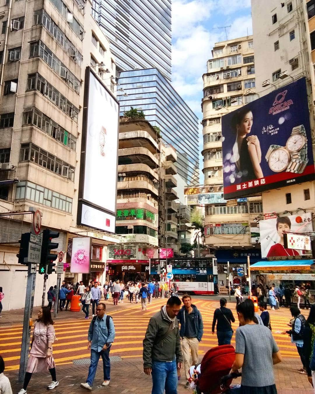 Discover Hong Kongさんのインスタグラム写真 - (Discover Hong KongInstagram)「Don’t miss out on Causeway Bay’s contrast of new and old when you’re shopping there! 去銅鑼灣，除了逛名店買好物之外，還可欣賞新舊交融的道地街景！ 📷: @yanaandaresta #DiscoverHongKong #repost」2月20日 19時08分 - discoverhongkong