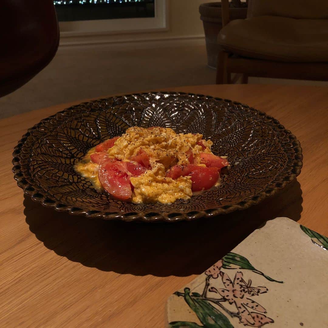 行正り香さんのインスタグラム写真 - (行正り香Instagram)「卵とトマトの炒め物。ごま油たっぷりめでささっと炒めます。台湾料理屋で初めて食べた時、感動しました。こちら、作り方です。#行正り香 #rikayukimasa #レシピは、こちらです#ストーリーでは、英語の学び方連載お伝えしています#カラオケenglish #しようがレシピ129#文化出版局」2月20日 20時29分 - rikayukimasa