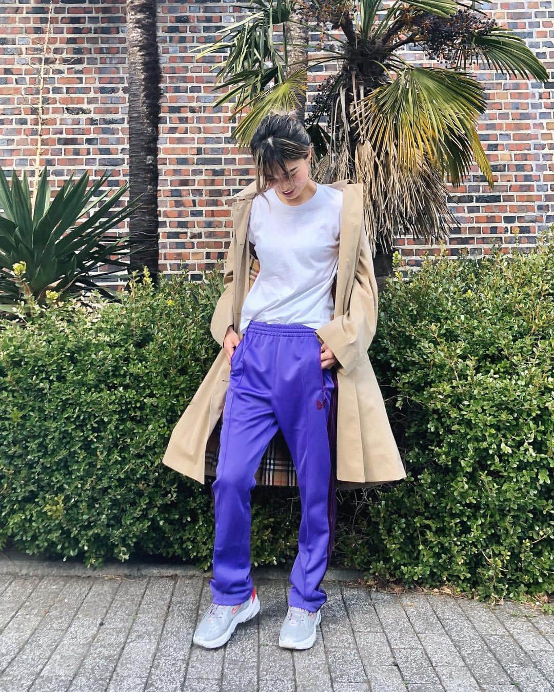 月本えりさんのインスタグラム写真 - (月本えりInstagram)「あったかいから春用のコート着れた🧥 あったかくなったら明るい色の服をたくさん着たい🥰ニードルズのトラックパンツすごい気に入ってる💜 #Burberry #trenchcoat #springday #needles #trackpants #purple #nike #m2ktekno #fashion #ootd #mensfashion」2月20日 21時03分 - eritsukimoto