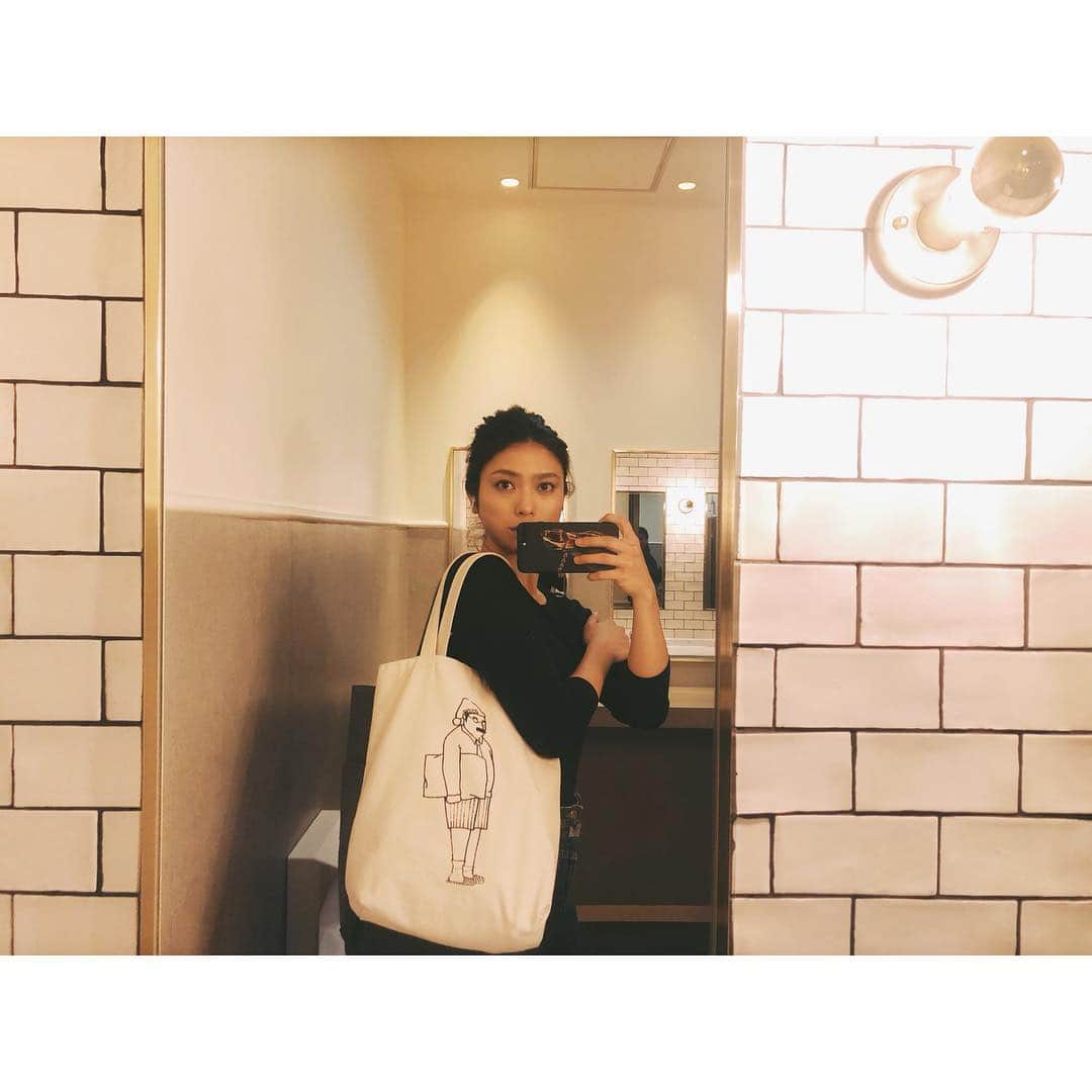 金城優華のインスタグラム：「最近お気に入り motteのojisan bag  このバッグきっかけで話しも弾む！ ・ ・ ・ #オジサンって実は可愛い♥笑 #fashion  #bag  #おじさん  #そして無表情のおばさん」