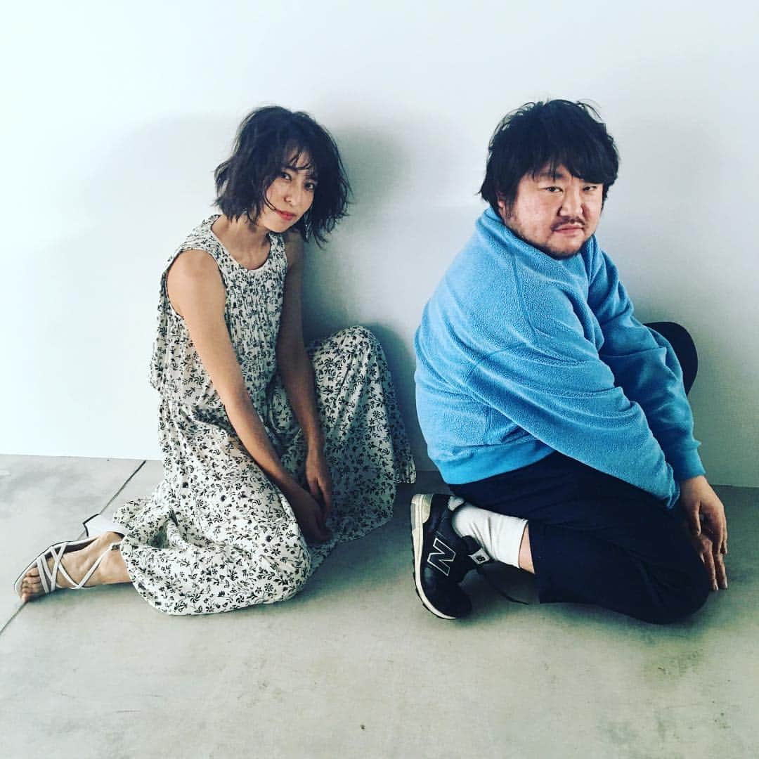 otona MUSEさんのインスタグラム写真 - (otona MUSEInstagram)「カメラマン三瓶氏による里子ちゃんへのポージング指導。巧みな100の言葉より1の実演。や、言葉も巧みなんですが。  なんでしょう、このシュールさ笑。こうしてミューズの誌面は作られていくのです。  #オトナミューズ#otonamuse#小泉里子#三瓶康友#演技指導#撮影風景#素晴らしい写真は次号をお楽しみに#里子ちゃん安定の美しさ#ぺぇさんファン増殖中#ミューズ編集i」2月20日 21時51分 - otonamuse