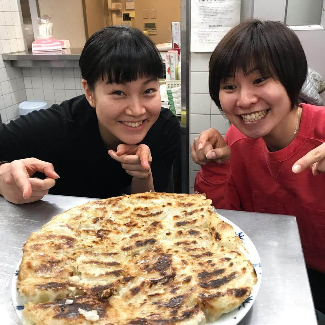 石井優希さんのインスタグラム写真 - (石井優希Instagram)「餃子祭り💕  練習後でも餃子♡ オフ日も家で餃子♡  丸岡餃子さんお世話になってます🧡  にんにくパワーで明日も頑張ります（笑）」2月20日 21時51分 - yuki.ishii