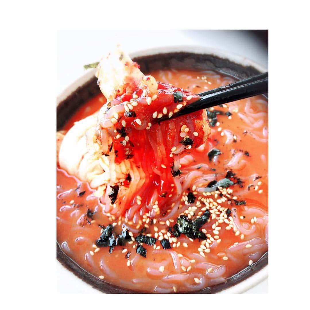 激辛アミーゴのインスタグラム：「なんちゃって冷麺🌶  お昼に1人ご飯。 白滝を茹でると臭みが取れるから、しっかり茹でて、氷水で洗う‼️ ネットで買った冷麺用スープ(これ、しっかり酸っぱくて美味しい)と、たっぷりのコチュジャンを絡めて❤️ ヘルシーで、辛くて酸っぱくて最高です！  #激辛  #おうちで激辛料理  #ヘルシーメニュー  #鈴木亜美」