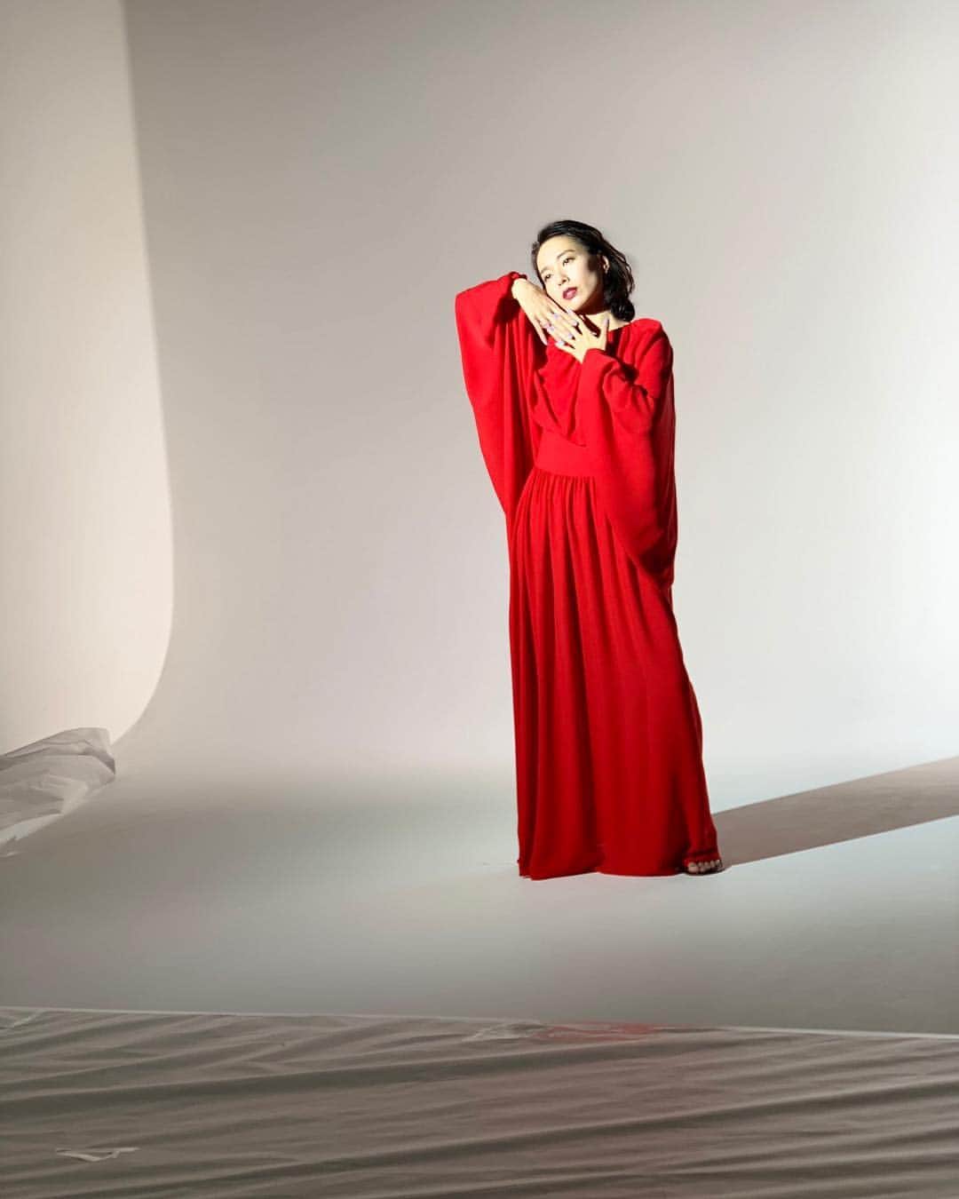 戸田恵梨香 ファンページのインスタグラム：「Harper's BAZAAR 4月号  FABULOUS AT EVERY AGE ファビュラスに輝く5人の女たち 30代を代表して登場しております🥰  #戸田恵梨香 #harpersbazaar #あの日のオルガン #todaerika #erikatoda」
