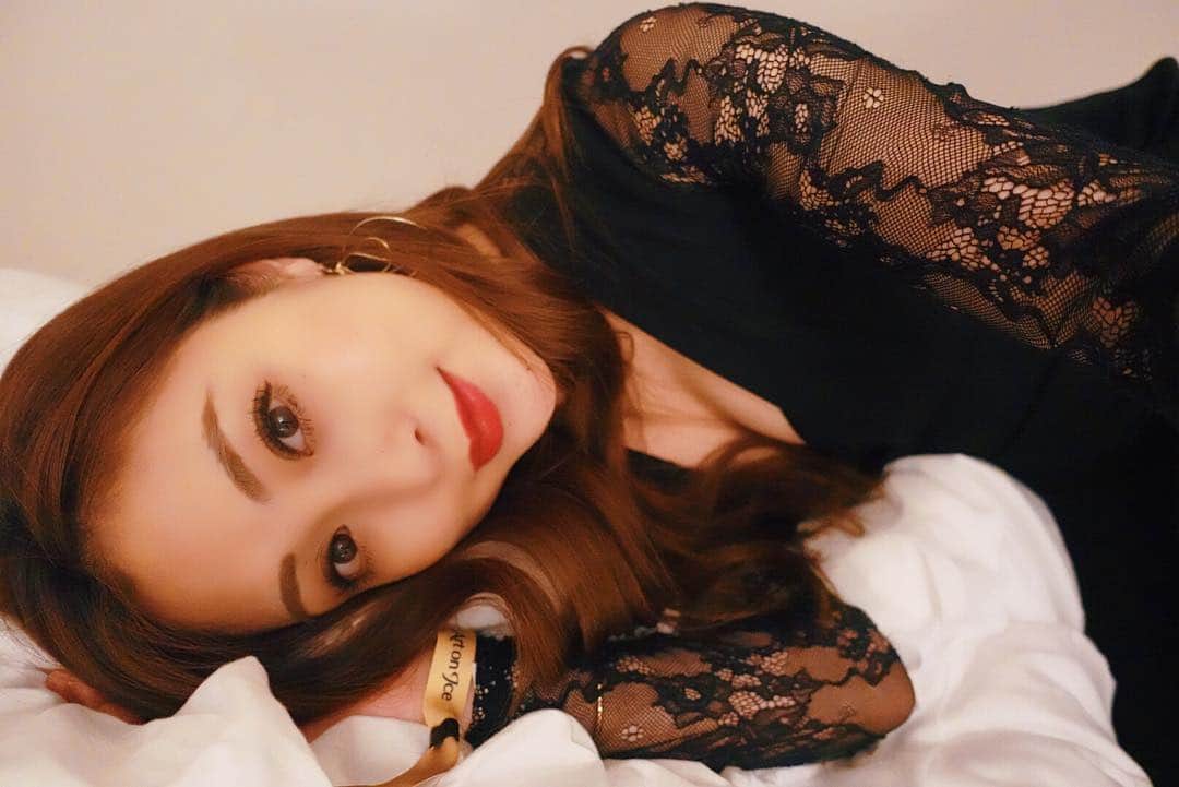 のインスタグラム：「今日もお疲れさま💕 ねむねむ〜💤 #thank#you#thankyou#36#k#follow#followers shoot#shooting#off#shot#gravure#photo#camera#bikini#水着#ビキニ#グラビア#写真#写真集#発売#30#30歳#記念#辰巳奈都子#自宅#my#bed#roomdecor」