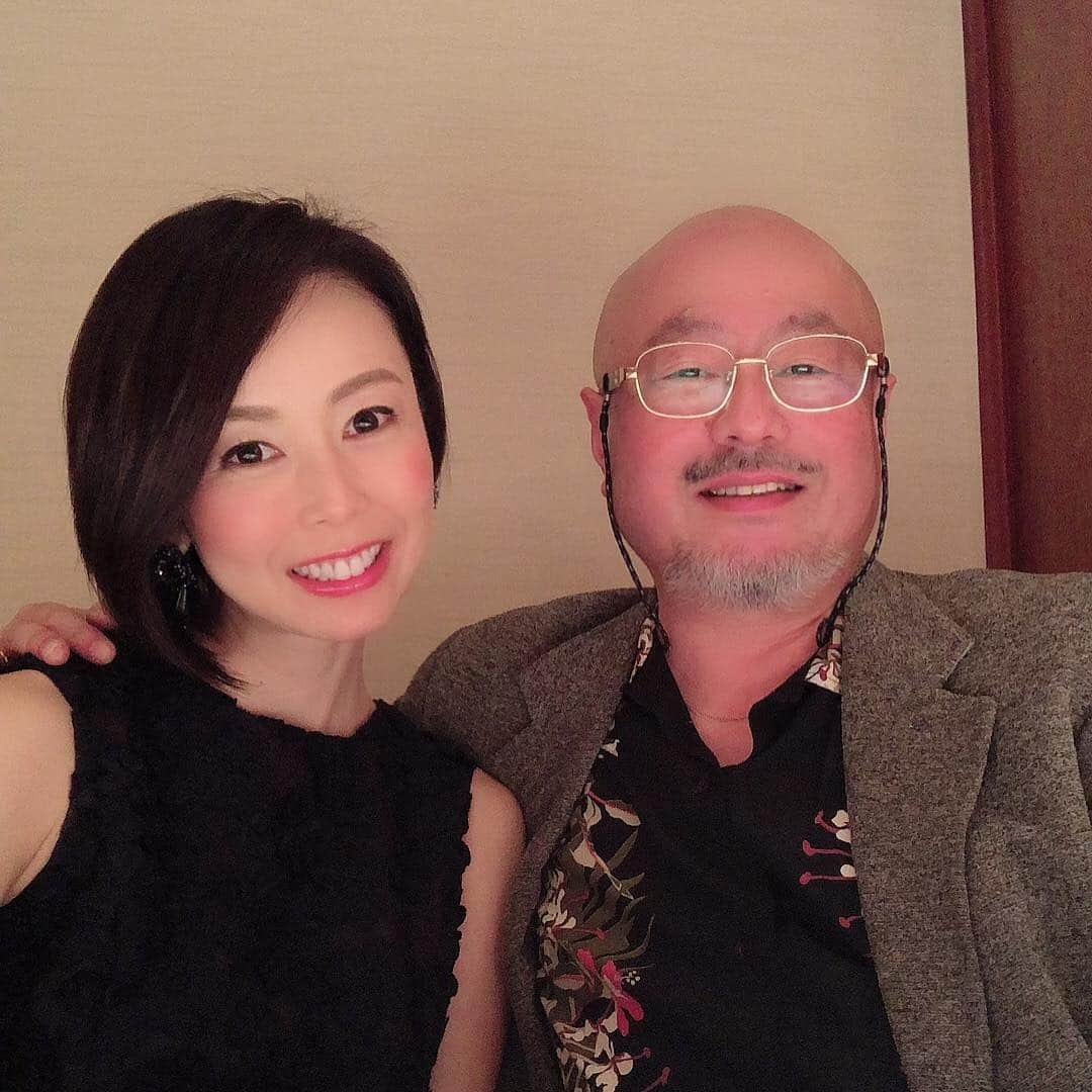 宮崎宣子さんのインスタグラム写真 - (宮崎宣子Instagram)「出口パパ✨ 私の本当の父ではないですが、 登場回数が多いので、 よく間違われる😆 出口パパの息子さんの結婚式の司会を務めたことがきっかけで、 とっても仲良くなったご夫婦です💕 モナリザのシェフの河野さんが、開いたパーティーで声をかけて頂きました❣️ 実は今、パパは抗がん剤治療中です。 身体の臓器の半分くらいは癌で、切除しましたが、今度の転移は手術出来ない場所でした。 それから抗がん剤治療を始めていたのは知っていましたが、 こんなに元気な姿でお会い出来るとは思ってなくて、本当に本当に嬉しかったです。 息子さんの結婚を機に、よく食事をし、お誕生日のお祝いをし、母の日を祝ってと、実家の両親よりもお会いする機会に恵まれました。 去年から奈良に行ってしまって、なかなか会えなくなりましたが、 こんなに笑って、お酒も飲んで、 元気な姿を見られて本当に嬉しかったです。 側で支えているヒロミママもきっと辛いと思いますが、 いつも笑顔で逆にパワーをくれます。 癌って、本当に大切な人を狙っているかのように、襲いかかります。 パパもずっと元気で、ずっと病気知らず、病院嫌いで、発見が遅れました。 だからこそ、皆さんには、元気な時ほど、検査に行って欲しいと思います。 定期的に検査していたら、早期発見出来ていたらと後悔しているからこそ、出口パパとママからも定期検診を強く皆さんに伝えています。 素敵なお食事に、大好きな人や、仲間に囲まれてこんなに幸せなことはありません。 一瞬一瞬を、大切に。 そして、二度と来ない今を大事に過ごしたいと思います。  #久しぶりの再会 #大好き夫婦 #本当のパパと間違われる #癌 #抗がん剤治療 #アルコール好き #定期検診 #パパの元気な姿に感動 #素敵なお食事 #仲良しの仲間 #大事な時間 #今を生きる #今を大切に #会えて嬉しかった」2月20日 22時28分 - miyazaki_nobuko