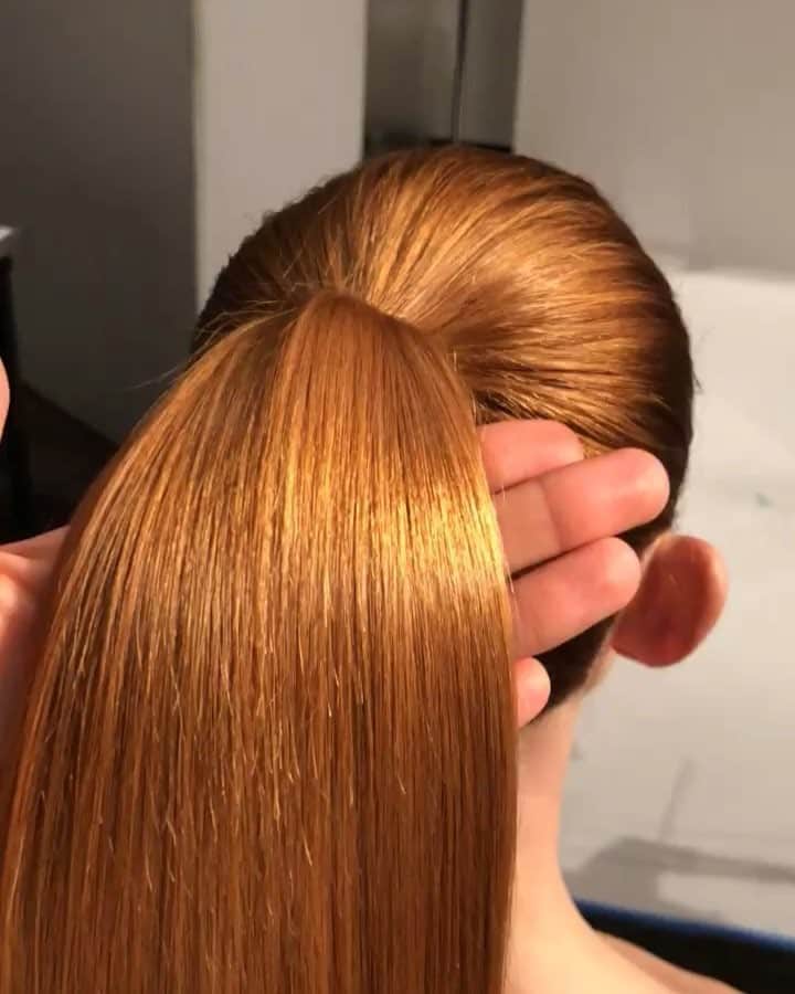 Anna Lylesのインスタグラム：「Soft, brushed/ sleek, tight pony for @dermalogica 🌟 #annalyles」