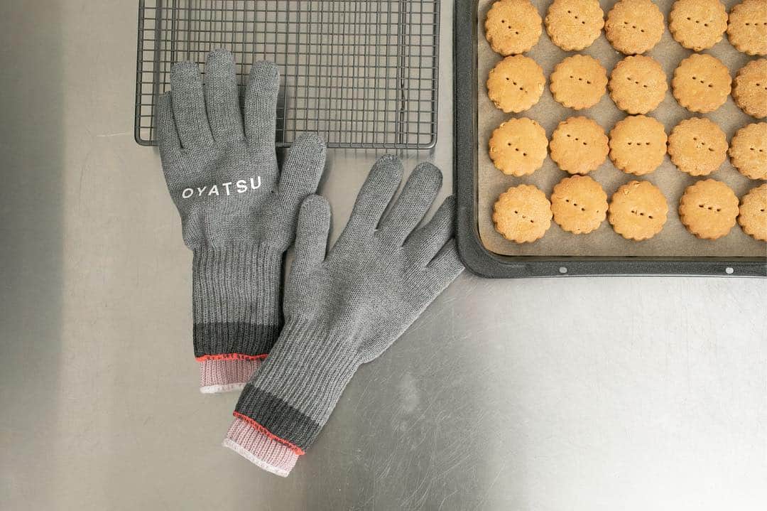 ほぼ日刊イトイ新聞さんのインスタグラム写真 - (ほぼ日刊イトイ新聞Instagram)「おやつを愛するためのオーブンミトン /  料理家の #なかしましほ さんと、 #TEMBEA さんと一緒に 5本指の #オーブンミトン をつくりました。 長く焼き菓子にかかわる仕事をしてきた なかしまさんが #foodmood でつかっているものを アレンジし、試行錯誤を経てたどりつきました。 #おやつ を愛する人をオーブンの熱からまもる #OYATSUGUNTE 、くわしくは  @hobonichi1101 のリンクからどうぞ！ https://1101.jp/2tu2Qm3 #ShihoNakashima and #Tembea made a oven mitten of 5 fingers for snack lover! #ほぼ日刊イトイ新聞 #ほぼ日 ※おかげさまでほぼ日ストアでは早々に完売をしました。4月中に再販売の予定です。TOBICHIおよびTOBICHI京都の在庫につきましては、お手数ですが、直接お店に電話にてお問い合わせください。（2/21 16時追記）」2月21日 8時37分 - hobonichi1101