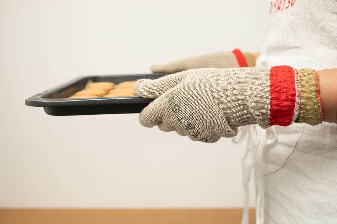 ほぼ日刊イトイ新聞さんのインスタグラム写真 - (ほぼ日刊イトイ新聞Instagram)「おやつを愛するためのオーブンミトン /  料理家の #なかしましほ さんと、 #TEMBEA さんと一緒に 5本指の #オーブンミトン をつくりました。 長く焼き菓子にかかわる仕事をしてきた なかしまさんが #foodmood でつかっているものを アレンジし、試行錯誤を経てたどりつきました。 #おやつ を愛する人をオーブンの熱からまもる #OYATSUGUNTE 、くわしくは  @hobonichi1101 のリンクからどうぞ！ https://1101.jp/2tu2Qm3 #ShihoNakashima and #Tembea made a oven mitten of 5 fingers for snack lover! #ほぼ日刊イトイ新聞 #ほぼ日 ※おかげさまでほぼ日ストアでは早々に完売をしました。4月中に再販売の予定です。TOBICHIおよびTOBICHI京都の在庫につきましては、お手数ですが、直接お店に電話にてお問い合わせください。（2/21 16時追記）」2月21日 8時37分 - hobonichi1101
