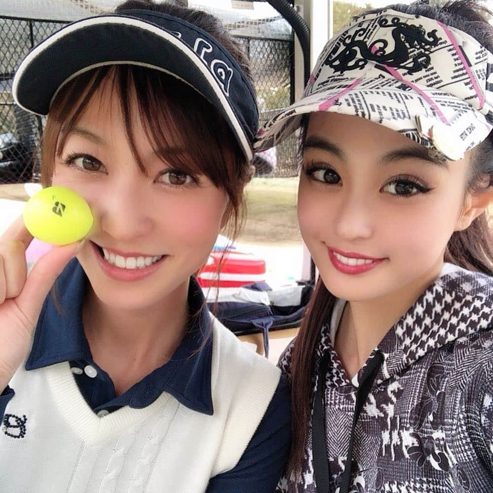 高沢奈苗さんのインスタグラム写真 - (高沢奈苗Instagram)「. ラウンド⛳️🏌️‍♀️ . 昨日は2月とは思えない春のようなぽかぽか陽気で最高でした🌸😍🌸 . . 成田ゴルフ倶楽部 🔴46.44.90 . 成田ゴルフ倶楽部はコースもクラブハウスも綺麗で練習場も充実しててとても良い◎✨ . コースに出る前にバンカー練習頑張ったけど、昨日は一度もバンカーに入れずでした😛 . . 先日 @vividgolf にて購入した #ジュンロペ のパーカー☺︎ 半額以下になってて、かなりお買い得だった😍💛 . 今くらいの季節の羽織物にパーカーは最適^ ^ . vividgolf は常に最新のウェア情報がアップされているから暇があれば覗いてしまう🤓♡ . . 最近ゴルフを頑張っているあいかちゃんと初ラウンド💛 . . . #golf #vividgolf #golffashion  #ゴルフ #ゴルフ女子 #ビビゴルフ #成田ゴルフ倶楽部」2月21日 9時17分 - nanaetakasawa