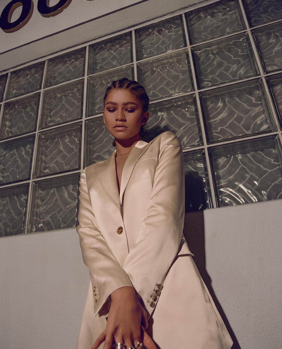 ゼンデイヤさんのインスタグラム写真 - (ゼンデイヤInstagram)「Thank you @voguemagazine for having me and my @tommyhilfiger suit in your March issue✨ #TommyxZendaya」2月21日 8時58分 - zendaya