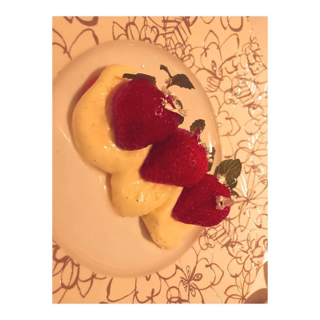 綾田紘子さんのインスタグラム写真 - (綾田紘子Instagram)「. 昨日は朝から晩まで千紘と一緒でした🌸 最高の天気の中でゴルフして、めちゃくちゃ美味しいご飯とワインいただいてほんと幸せな1日でした🙆‍♀️❤️ . はー余韻がすごい♡ . #ヴィノテカサクラ  #記念日、デートなどにも雰囲気ピタリ！」2月21日 9時07分 - roco_0816