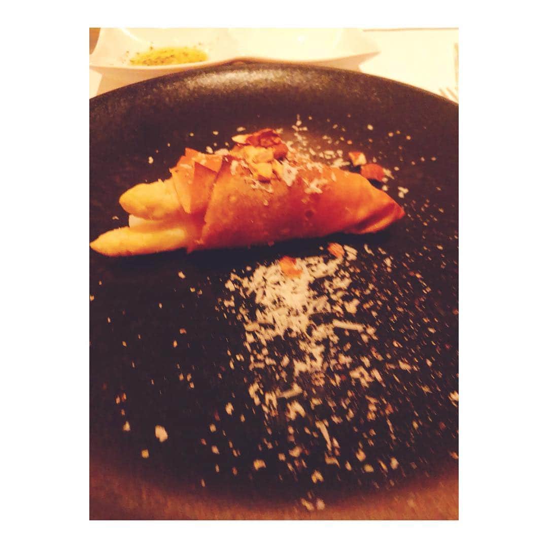 綾田紘子さんのインスタグラム写真 - (綾田紘子Instagram)「. 昨日は朝から晩まで千紘と一緒でした🌸 最高の天気の中でゴルフして、めちゃくちゃ美味しいご飯とワインいただいてほんと幸せな1日でした🙆‍♀️❤️ . はー余韻がすごい♡ . #ヴィノテカサクラ  #記念日、デートなどにも雰囲気ピタリ！」2月21日 9時07分 - roco_0816