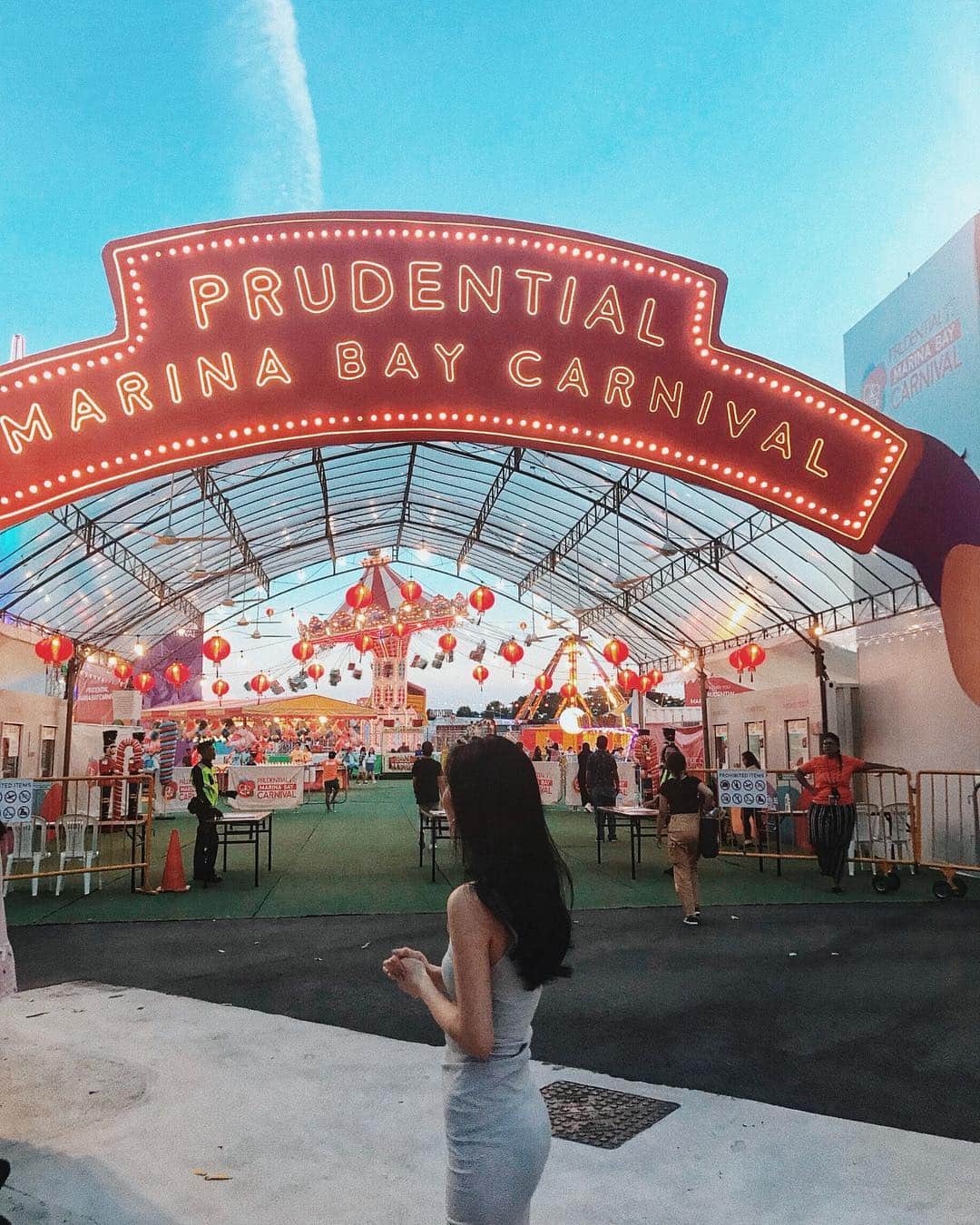 Marumiのインスタグラム：「. What a fun place🎠🎡 #marinabay #marinabaycarnival」