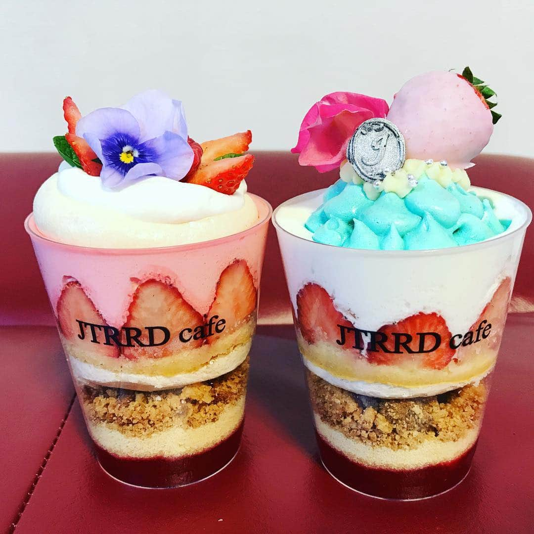 紫苑みやびさんのインスタグラム写真 - (紫苑みやびInstagram)「靭公園そばのJTRRD cafe &Season0にてパフェをテイクアウト。 アートスムージーの雰囲気のパフェなのです。エディブルフラワーもデコレーションされててインスタ映えするスイーツ💕 . #インスタ映え #スイーツ #sweet #大阪カフェ #靭公園 #jtrrdcafe #sweetstagram #スイーツ好きな人と繋がりたい #甘いもの #甘い生活」2月21日 2時52分 - shion_miyabi