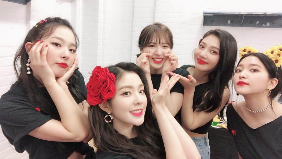 Red Velvetさんのインスタグラム写真 - (Red VelvetInstagram)「Thank you so much for such a wonderful night  in Toronto.✨💝 I missed home a lot and was excited to be back to a place that I can always relate back to. Being a member of red velvet and having endless support from our Reveluv are one of the greatest blessings that life has offered me.💙 Once again, thank you and hope to see you all soon! 🙏🥰💚💜💗💛💙 Bye Toronto👋 and Hello to VANCOUVER 🥳」2月21日 4時04分 - redvelvet.smtown