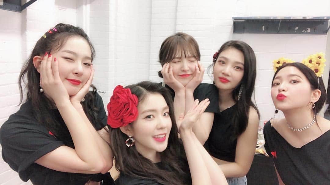Red Velvetさんのインスタグラム写真 - (Red VelvetInstagram)「Thank you so much for such a wonderful night  in Toronto.✨💝 I missed home a lot and was excited to be back to a place that I can always relate back to. Being a member of red velvet and having endless support from our Reveluv are one of the greatest blessings that life has offered me.💙 Once again, thank you and hope to see you all soon! 🙏🥰💚💜💗💛💙 Bye Toronto👋 and Hello to VANCOUVER 🥳」2月21日 4時04分 - redvelvet.smtown