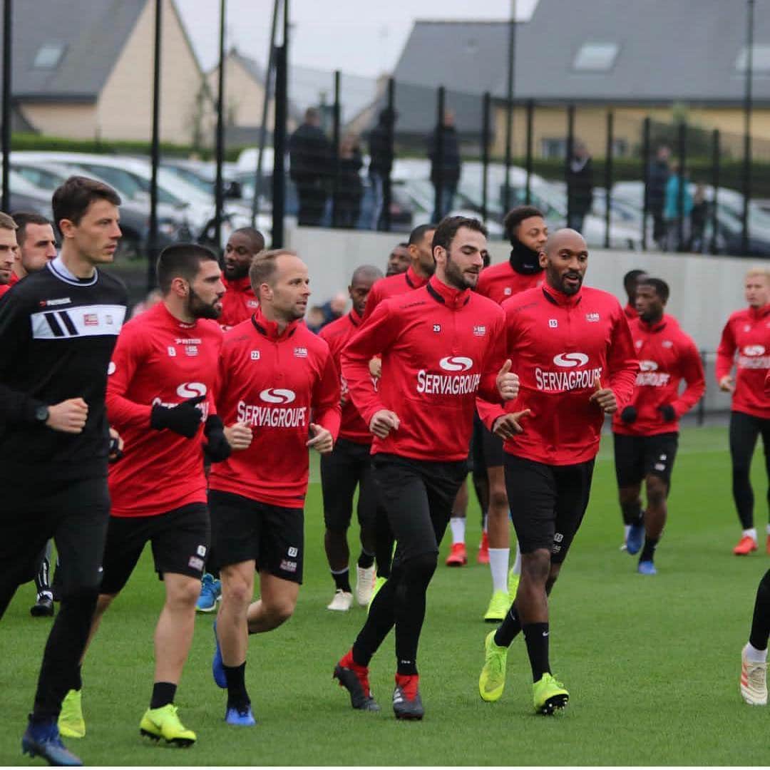 パピ・ジロボジのインスタグラム：「Bravo les gars! Well done boys! Un bon point pris les freros et on va le faire tous ensemble staff technique, médical, joueurs, dirigeants et surtout supporters let’s do the job...inchallah 🙏🏿✅ En avant Guinguamp 🔴⚫️🙏🏿 @eaguingamp ⚫️🔴」