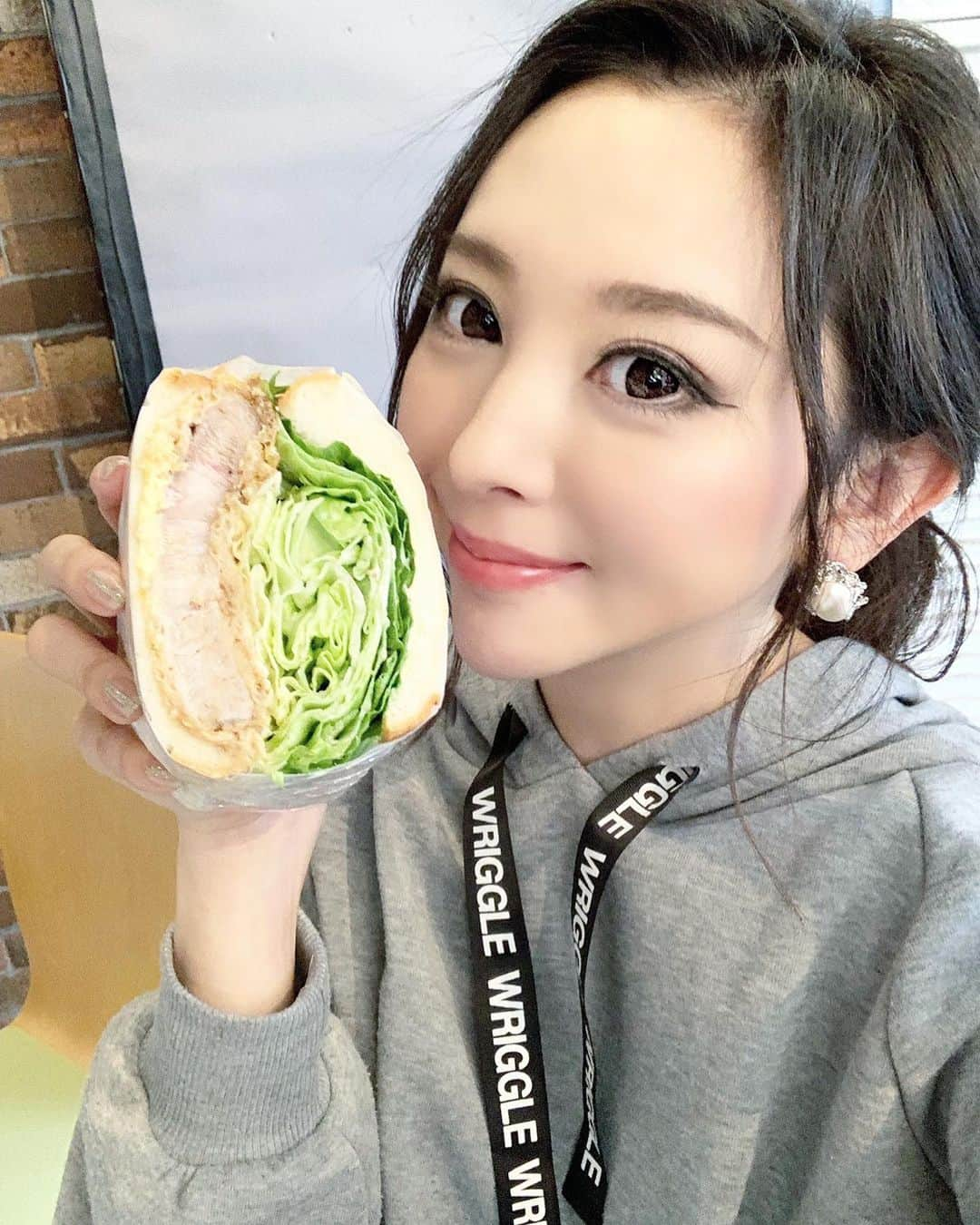 山崎みどりさんのインスタグラム写真 - (山崎みどりInstagram)「前回の撮影  ランチはビッグカツサンド🥙  大きすぎる（笑）  半分にしとこうかと思ってたんだけど美味し過ぎて完食w  @colordressginza の社長さんのランチのチョイスがいつも最高に美味しいんだよね🤟🏻 ランチ後も撮影があるから、胃下垂の私としては少なめにしたいのにいつも美味しいからつい全部食べてしまう👐🏻 #カツサンド #ビッグカツサンド #ランチ #撮影 #shooting #ランチ #lunch #🌮 #胃下垂 #japanesegirl」2月21日 19時21分 - midori_yamasaki_