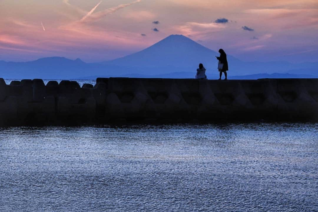 葉山町さんのインスタグラム写真 - (葉山町Instagram)「- 時間を忘れて葉山旅  #葉山歩き #葉山 #hayama #森戸海岸 #富士山 #夕景 #一昨日のやつ #Moritobeach #mtfuji #beach #japantrip #女子旅 の #シルエット #絵になるねえ #映えの極み #みんなにも届け #葉山富士 #fujihayama のタグづけで #なんかいいことあるみたい #明日は金曜日 #だから頑張れる #今日もおつかれさまでした ストーリーで #葉山らしさ アンケート 回答まとめをシェアしてるよー！」2月21日 17時50分 - hayama_official