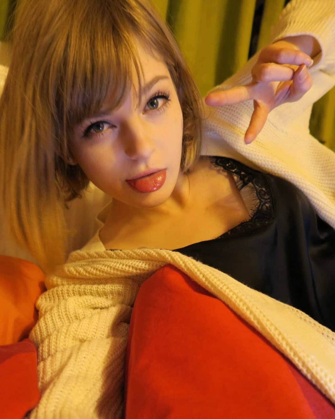 Ella Freyaのインスタグラム：「Would this be considered a mlem or a blep?」