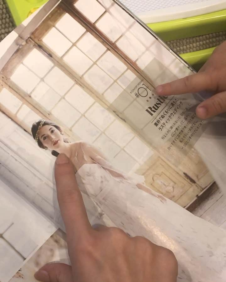 ジュディ舞衣のインスタグラム：「ママになっちゃった😂💕 Georgeが可愛すぎる🌻 ． 今置いてあるウエコレにいっぱい出てます！是非見てみてください✨ ． ちなみに子供じゃなくても間違えられる私たち @christy_mariko 👯‍♀️ ． @wecolle  #wecolle #wedding #imamomnow #cutekids #weddingdress #子供 #クオーターキッズ #ハーフ #🇺🇸🇯🇵 #プレ花嫁準備 #プレ花嫁 #結婚式 #ウエディングドレス #モデル #ウエコレ」