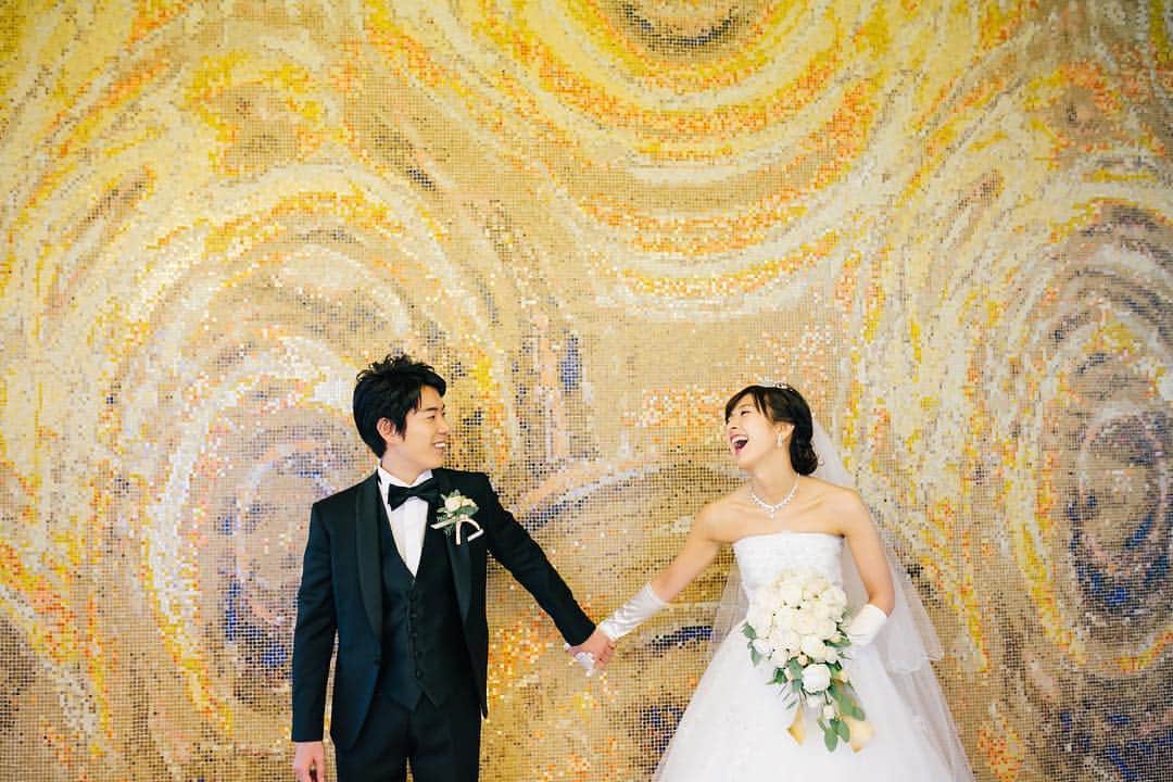 ブリスウエディングのインスタグラム：「【ロケーションフォト】 . . 会場の素敵な壁前のフォトスポット✨ . 幸せいっぱいの表情をフォトジェニックに写真に残して。 . . produce @theblisswedding planner @hayamahiroko photo @ori_kuppo . #ブリスウエディング #ロケーションフォト #ロケフォト #欧米スタイル #コンセプトウェディング #ダンス #大人ウェディング #結婚式 #花嫁 #プレ花嫁 #全国のプレ花嫁さんとつながりたい #ウェディングアイデア #プレ花嫁準備 #ラグジュアリーウェディング #ウェディングパーティー #おしゃれ花嫁 #オリジナルウェディング #ウェディングレポ #2019年秋婚  #luxuryweddings #luxuryweddingsjapan #weddingplanner #wedding #destinationwedding #weddingphoto」