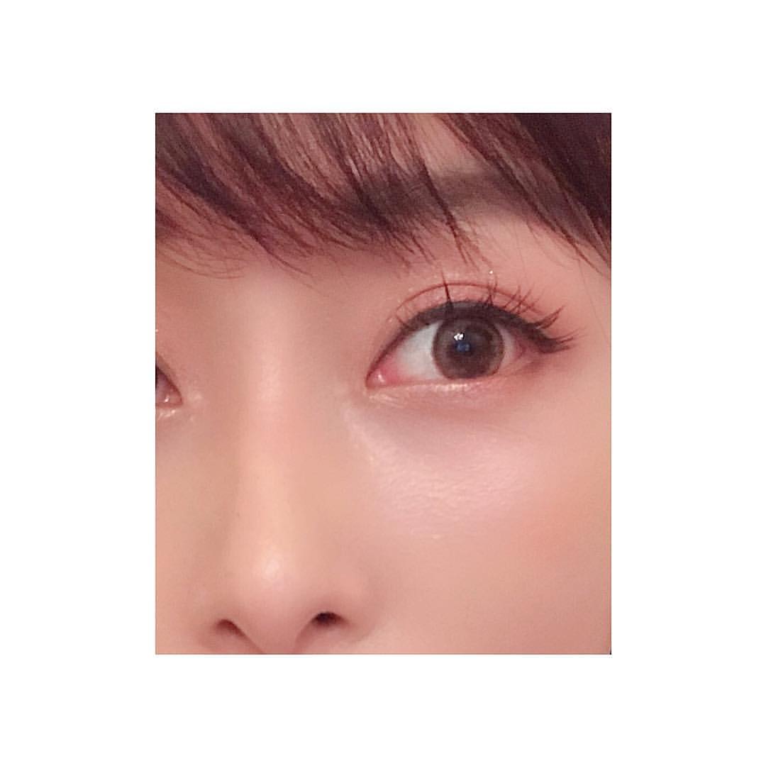 石井美保さんのインスタグラム写真 - (石井美保Instagram)「今日のSUQQU のサマーコレクション発表会で試し付けした限定アイシャドウパレット 洸惚(HIKARIBORE)の右上の色に一目惚れ。 二重幅と下まぶた黒目の下に入れてます。今日のニットにリンクするような綺麗な発色ときらめきにキュンときちゃいました。気に入り過ぎて速報にしましたが、また詳細載せますね。 #suqqu #デザイニングカラーアイズ125 #洸惚 #hikaribore 5月1日限定発売 #発表会速報」2月21日 19時04分 - miho_ishii