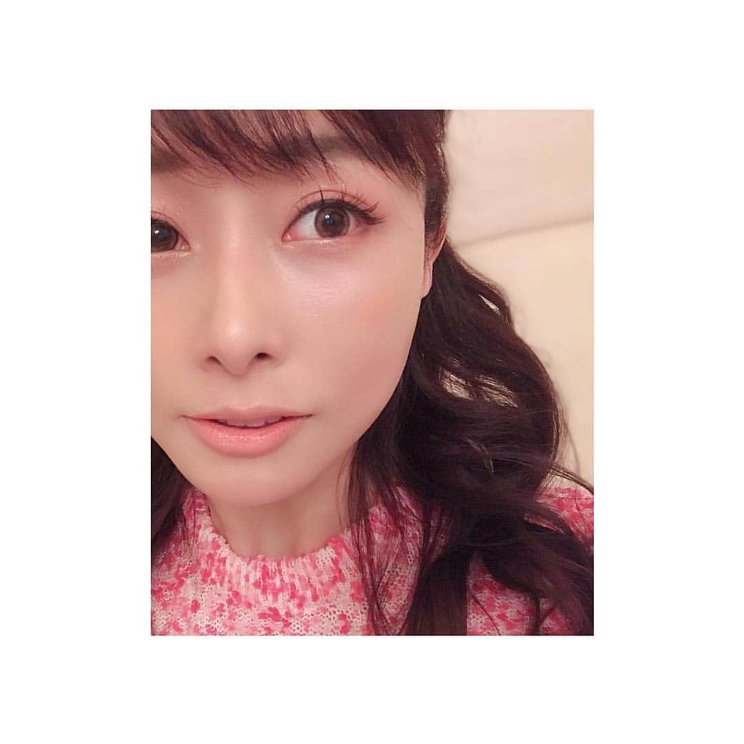 石井美保さんのインスタグラム写真 - (石井美保Instagram)「今日のSUQQU のサマーコレクション発表会で試し付けした限定アイシャドウパレット 洸惚(HIKARIBORE)の右上の色に一目惚れ。 二重幅と下まぶた黒目の下に入れてます。今日のニットにリンクするような綺麗な発色ときらめきにキュンときちゃいました。気に入り過ぎて速報にしましたが、また詳細載せますね。 #suqqu #デザイニングカラーアイズ125 #洸惚 #hikaribore 5月1日限定発売 #発表会速報」2月21日 19時04分 - miho_ishii