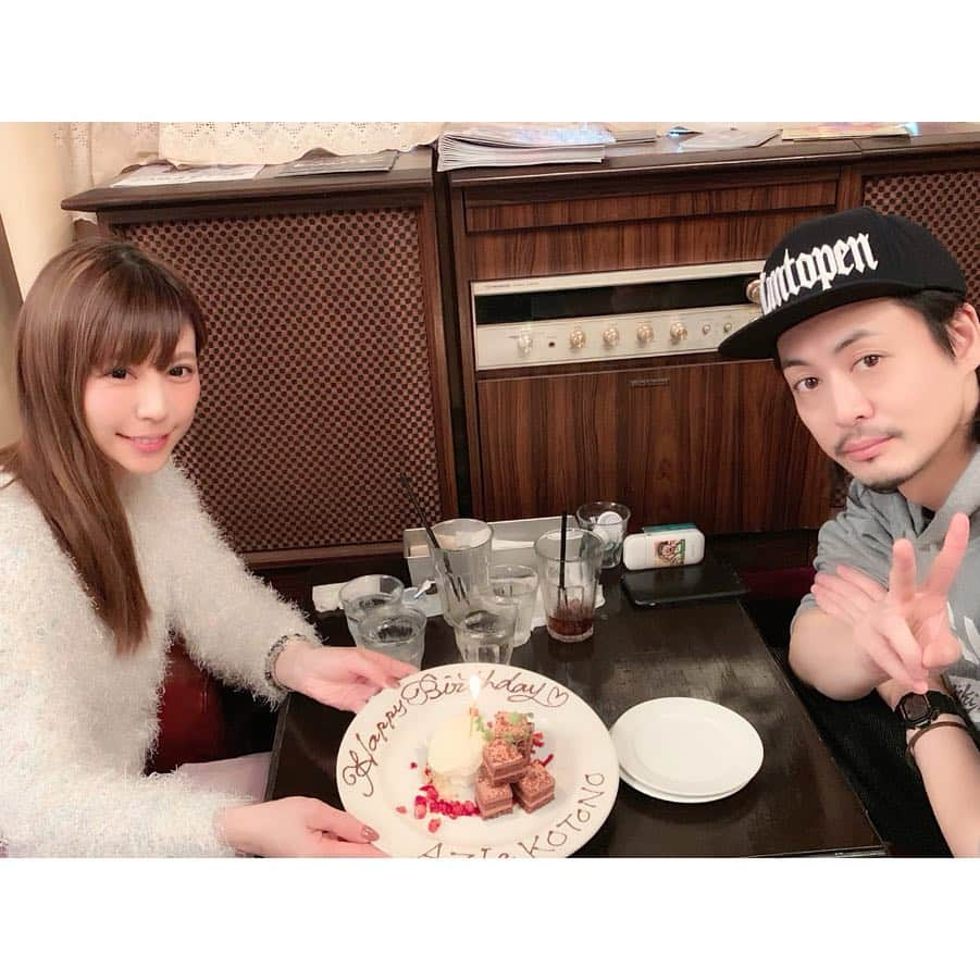 琴菜さんのインスタグラム写真 - (琴菜Instagram)「AZIさんと私のお誕生日会🎂🍾🎉﻿ 私がよく着用してるRAKUGAKIブランドのCAPやパーカーを手掛けているデザイナーさん★7年前にDJ×グラフィティアートのイベントでコラボして以来の仲で、今では主人もAZIブランドのファンだよ☺️AZIさんももうすぐお誕生日なので、W誕生日会🎉🎊﻿ ケーキプレートの私の名前間違ってるけど😅﻿ お誕生日プレゼントに、RAKUGAKIブランドのNewロンTをいただいたよー❣️ Thank you!!Happy!!﻿ ﻿ #お誕生日会 #合同誕生日会 #ケーキの名前間違えてる #お店のミス #kotonaです﻿ #お誕生日プレゼント #rakugaki #azi #3月8日 #happybirthday #音楽とアート #音楽とイベント #音と映像 #衣装 #グッズデザイン」2月21日 11時31分 - dj_singer_kotona