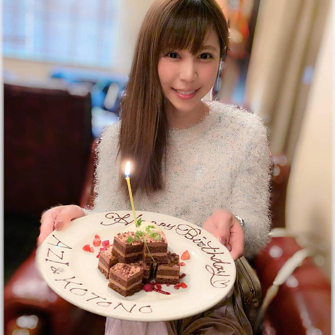 琴菜さんのインスタグラム写真 - (琴菜Instagram)「AZIさんと私のお誕生日会🎂🍾🎉﻿ 私がよく着用してるRAKUGAKIブランドのCAPやパーカーを手掛けているデザイナーさん★7年前にDJ×グラフィティアートのイベントでコラボして以来の仲で、今では主人もAZIブランドのファンだよ☺️AZIさんももうすぐお誕生日なので、W誕生日会🎉🎊﻿ ケーキプレートの私の名前間違ってるけど😅﻿ お誕生日プレゼントに、RAKUGAKIブランドのNewロンTをいただいたよー❣️ Thank you!!Happy!!﻿ ﻿ #お誕生日会 #合同誕生日会 #ケーキの名前間違えてる #お店のミス #kotonaです﻿ #お誕生日プレゼント #rakugaki #azi #3月8日 #happybirthday #音楽とアート #音楽とイベント #音と映像 #衣装 #グッズデザイン」2月21日 11時31分 - dj_singer_kotona