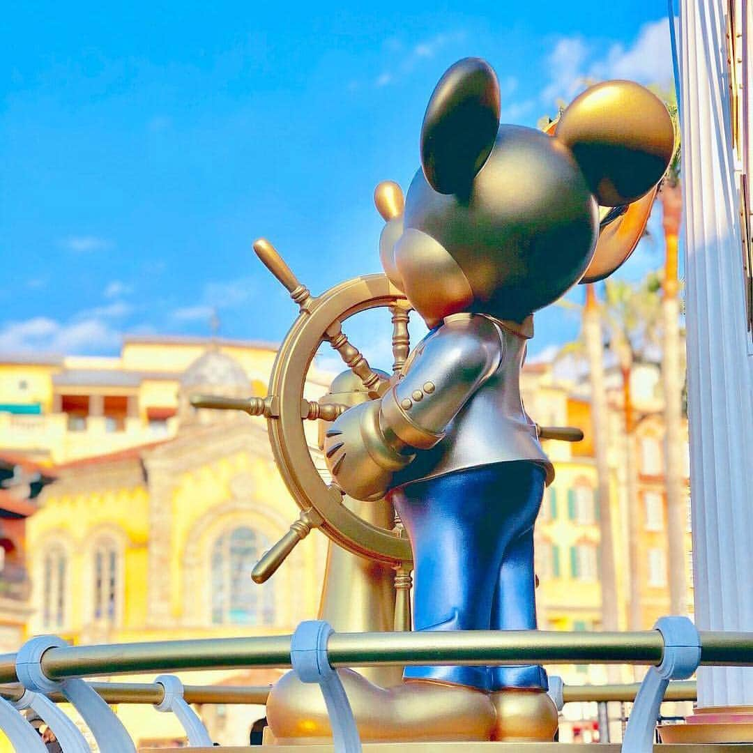 東京ディズニーリゾートさんのインスタグラム写真 - (東京ディズニーリゾートInstagram)「Watching the sky with Mickey. 一緒に眺めていた空と時間 (Photo:@odekake.disney1118)  #happiestmickeyspot #mediterraneanharbor  #tokyodisneysea #mickey #35thanniversary #ハピエストミッキースポット #メディテレーニアンハーバー #東京ディズニーシー #東京ディズニーリゾート #東京ディズニーリゾート35周年 #青空  これからもゲストのみなさんの写真をご紹介します。 #tokyodisneyresort などをつけて投稿してくださいね。詳しくは公式ブログでご案内しています。 http://www.tokyodisneyresort.jp/blog/151005/」2月21日 11時33分 - tokyodisneyresort_official