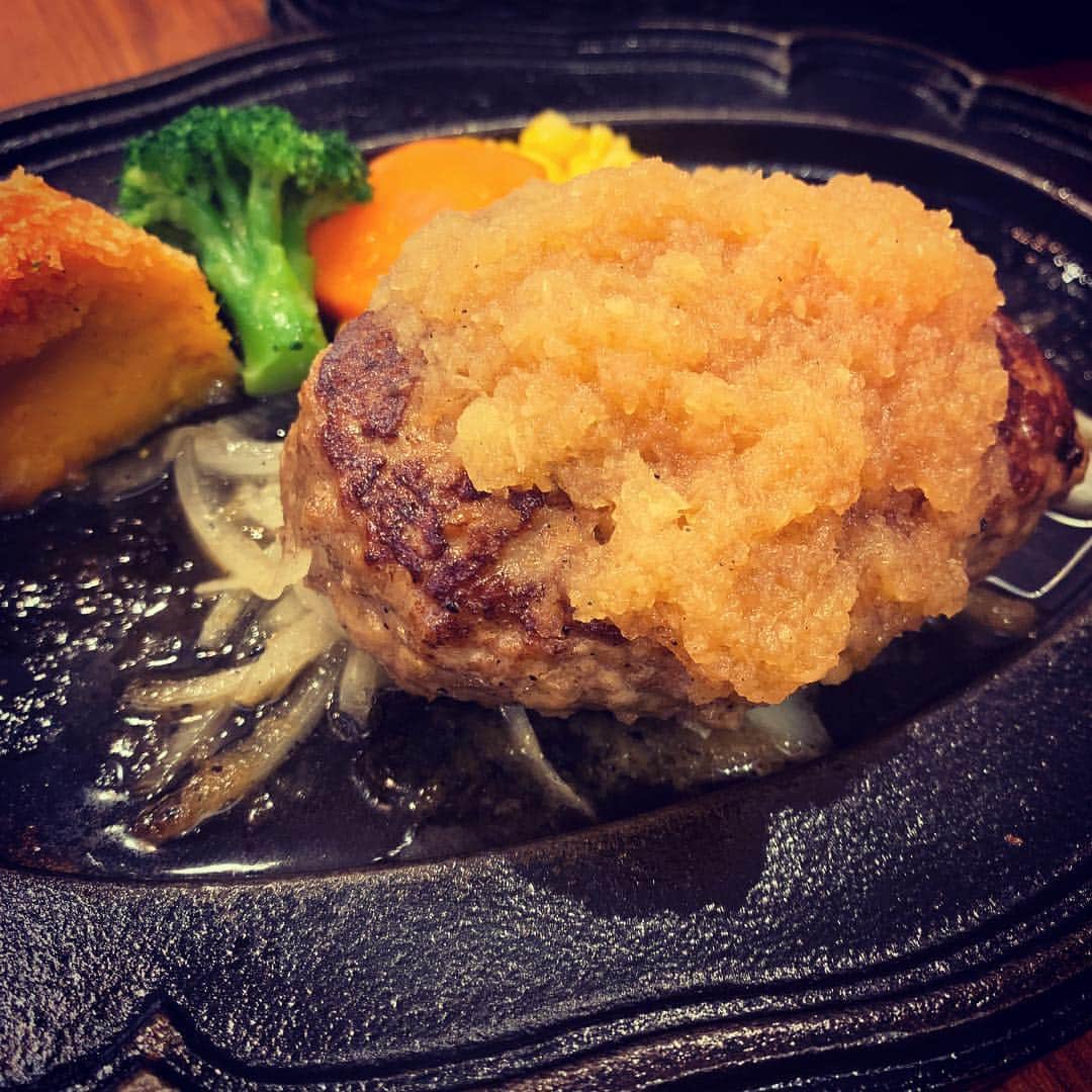 のってんのインスタグラム：「この前UUUMのバディさんと食べたハンバーグ！！ 美味しかった！！！ バディさんにはほんとお世話になってます、、(感謝)」