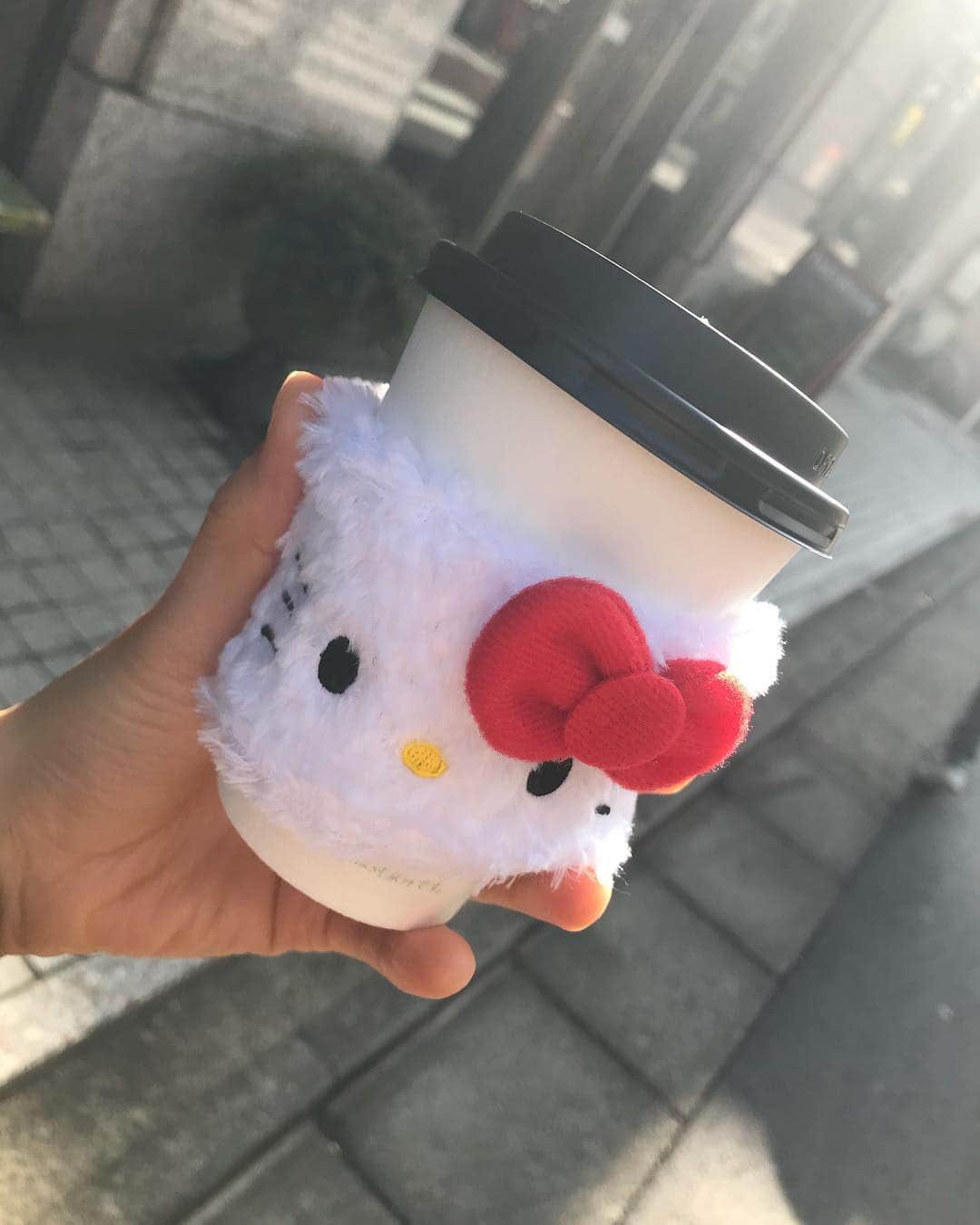 のインスタグラム：「. つい買ってしまった。。。キティ付きカフェラテ☺️ 東京もだんだんぽかぽかでうれしい🌸もうすぐ春ですね〜♩ #マリアクレイス」