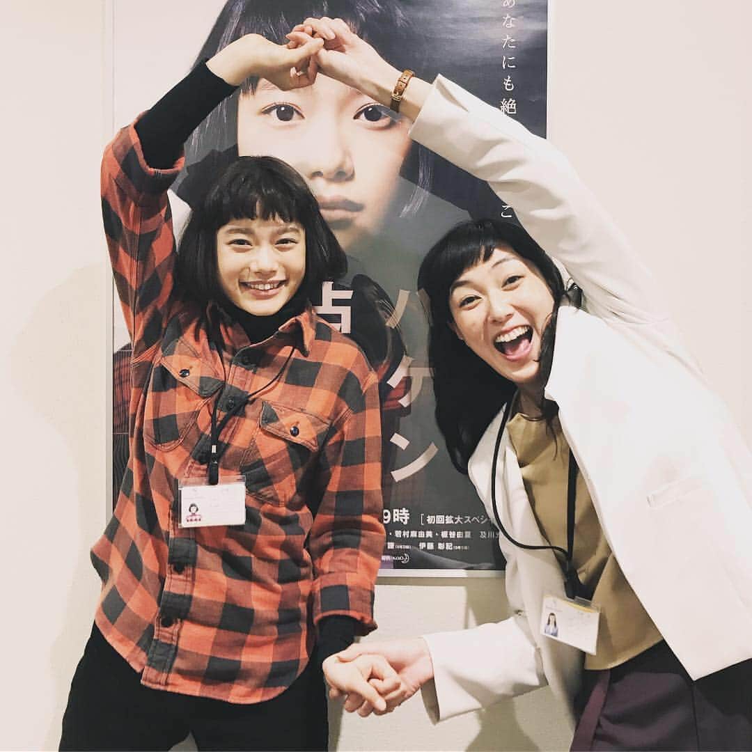 杉咲花のインスタグラム：「🔮🔮🔮 ドラマ「ハケン占い師アタル」 今夜、第６話のオンエアです。 前回のラストシーンで ドキッとした方もいらっしゃると思いますが 大崎さん、実はとても追い込まれていたのです、、！ その理由は今夜明らかに💀 板谷さんはパワフルな一面もありながら 撮影が大変なときは、まめに、 今日も頑張れーって連絡を下さったりもする かっこいい姉さんのような、 時には包容力のあるお母さんのような、 愛情たっぷりの大好きな先輩です。 今夜はそんな板谷さん演じる大崎さんが 会社でも家庭でも悩みは尽きず 心折れかけてしまいながらも なんとか踏ん張るお姿に、 そして最後はみんなの温もりに、 勇気をもらえる回になっていると思います。 ではでは、ドラマは今日もよる９時から放送。 是非ご覧くださいね。 #ハケン占い師アタル」