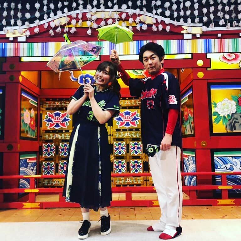 のインスタグラム：「・ 過日、『スワローズファンによるスワローズのためのファンミーティングin歌舞伎座』が無事に開催され盛況の中無事に終わりました、ありがとうございました⛱  歌舞伎座にいらした事のない方を歌舞伎座へ！！って言う考えからの今回のイベント。  先ずは歌舞伎座ギャラリーや木挽町広場からでもと言う考え方をしたら気軽かなぁ〜って言うこっち側の思惑は成功だったのか、失敗だったのかは分かりませんが、話足らない〜ってなる位におもいっきり楽しめました！  一線を越えない毒も吐く！って言う自分のルールも守れたしw  歌舞伎座ギャラリー的にも、僕的にも、ヤクルト球団的にも、サンケイスポーツ的にも実験的よりも冒険的なイベントでしたが、やって良かったです。また集まりましょうね！  ありがとうございました💗 ・ ・ #歌舞伎 #音羽屋 #歌舞伎役者 #彦三郎 #坂東彦三郎 #九代目 #歌舞伎部 #otowayabando #東京ヤクルトスワローズ #燕党 #ヤクルト #スワローズ #ヤクル党 コメントはお気軽に📝  松嵜麗さんと相合傘しちゃったwww」