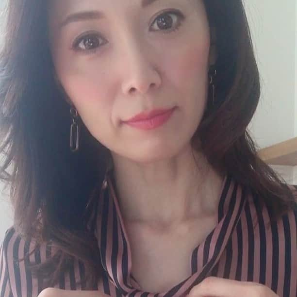 のインスタグラム：「・ ・ ・ 髪をアップにするか、おろすか迷ったけど… ・ 結局いつものダウンスタイルに ・ ・ 不器用なのでまとめ髪…難しい(^^; ・ ・ ・ #駒田奈美 #オスカープロモーション #モデル #ヘアースタイル #ダウンスタイル #まとめ髪 #不器用」