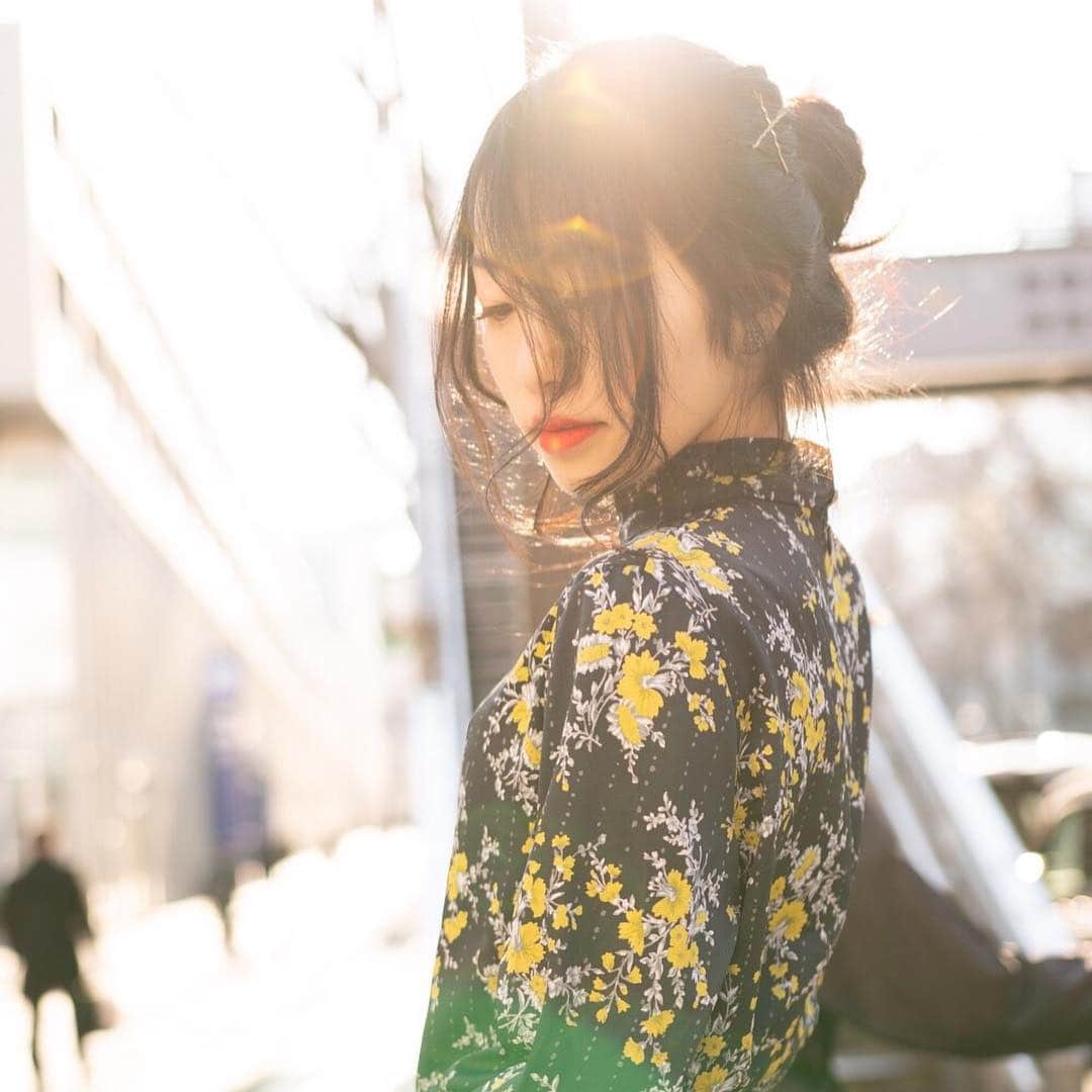 のインスタグラム：「まだ人が少ない朝の表参道。 朝日が歩道に反射してキラキラしてるのがとても綺麗。  #表参道 #shibugenic #渋谷区 #シブヤ #shibuya #原宿 #お団子ヘア #ポートレート #冬の朝」